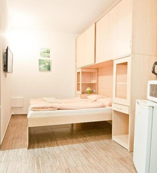 ペンション Borbarátok Háza