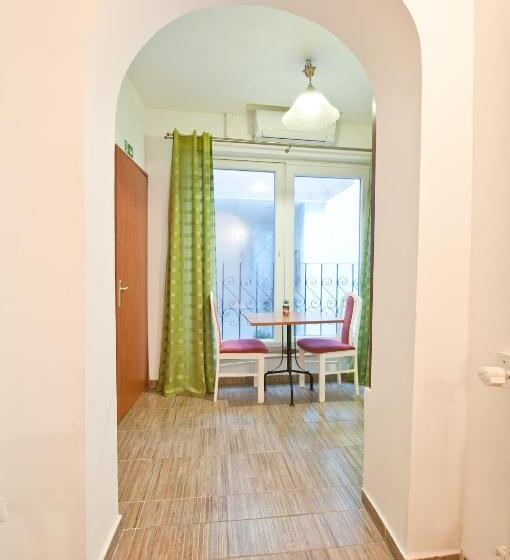 ペンション Borbarátok Háza