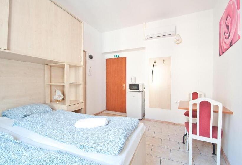 ペンション Borbarátok Háza