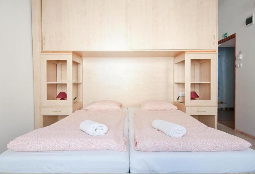 ペンション Borbarátok Háza