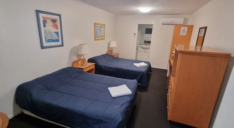 Queensport Tavern And Motel