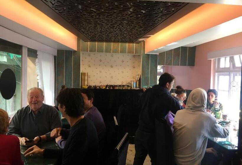 تختخواب و صبحانه Magnolia Residency