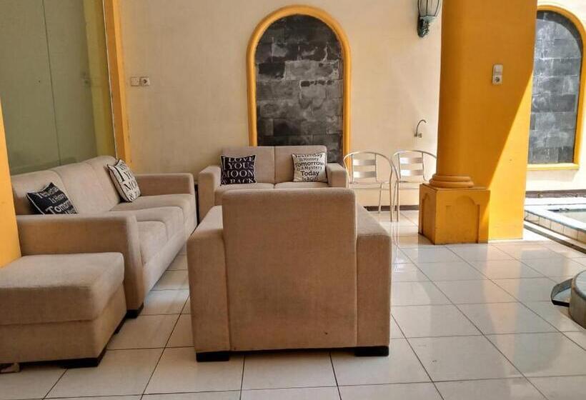 Отель Reddoorz Syariah At Demasto Homestay Jember