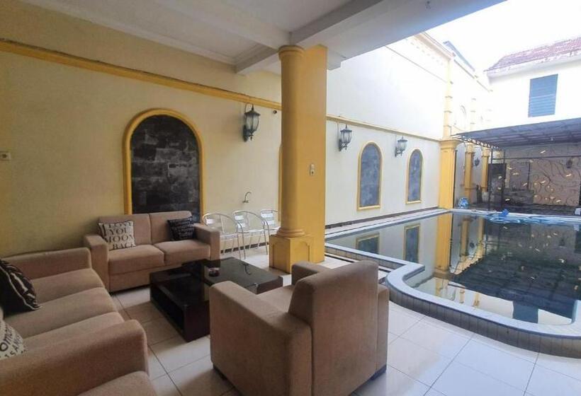 Отель Reddoorz Syariah At Demasto Homestay Jember