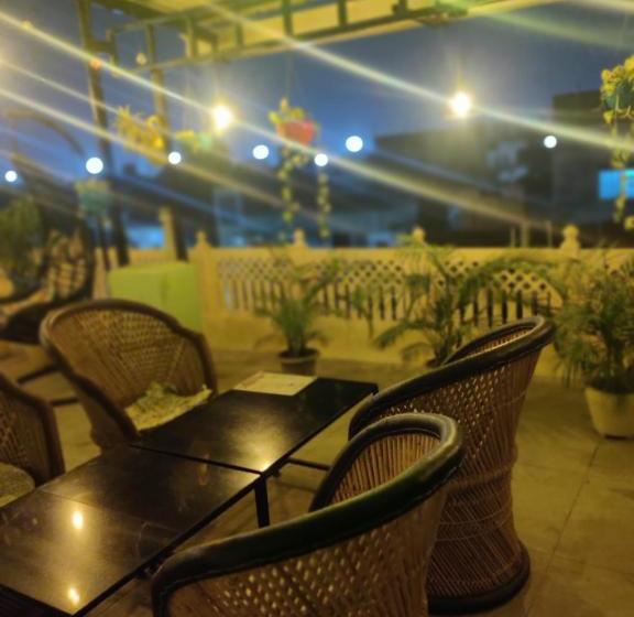 بنسيون Madhav Guest House