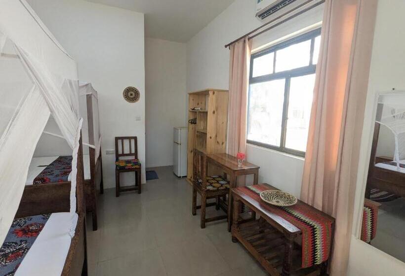 פנסיון Mkadi Beach House