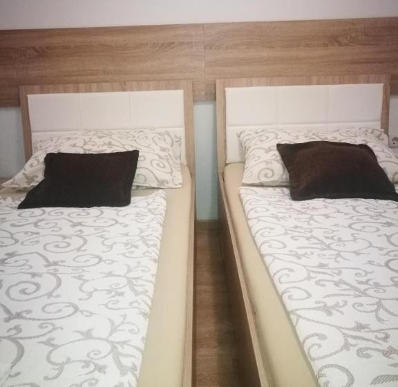 ペンション Rooms Aračić