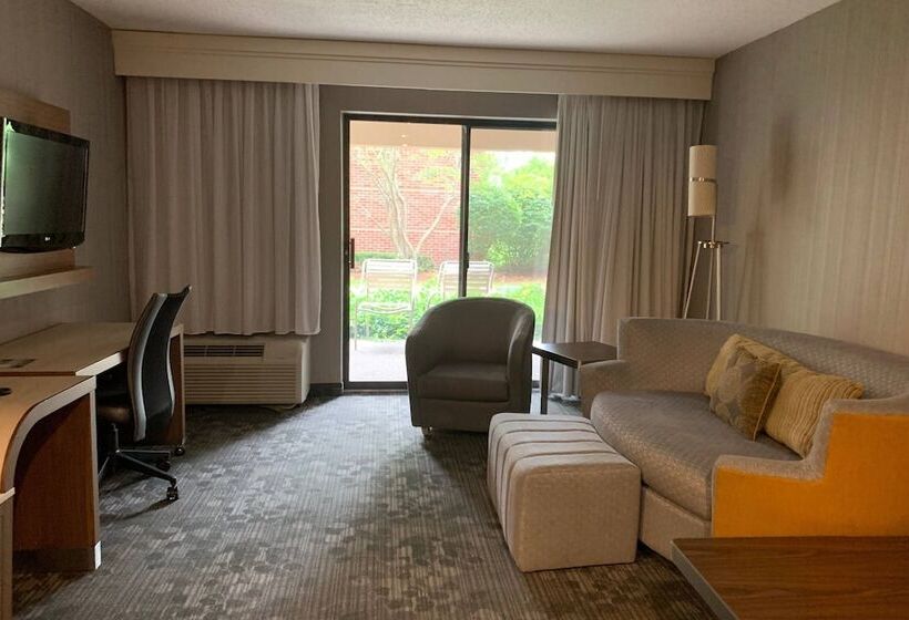 فندق Courtyard By Marriott Concord