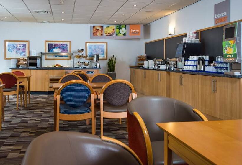 בית מלון כפרי Holiday Inn Express Gloucester   South, An Ihg