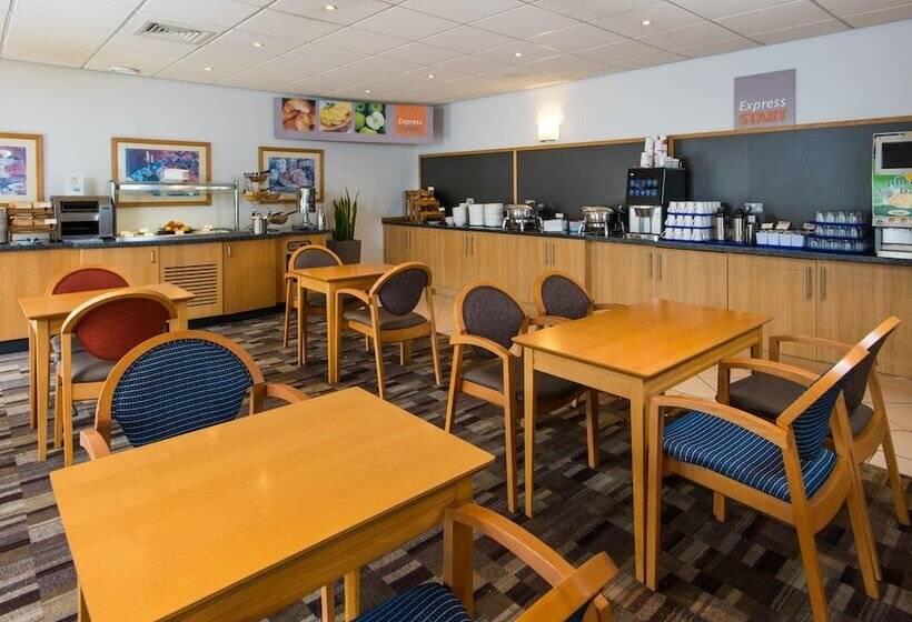בית מלון כפרי Holiday Inn Express Gloucester   South, An Ihg