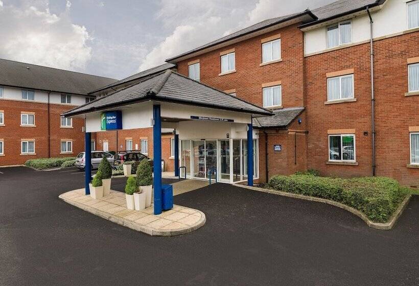 Отель Holiday Inn Express London Gatwick Crawley By Ihg