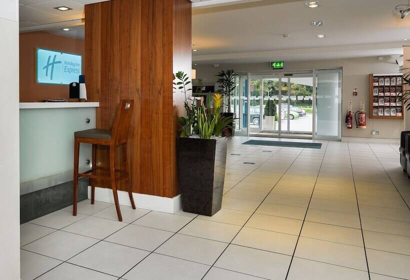 Отель Holiday Inn Express London Gatwick Crawley By Ihg