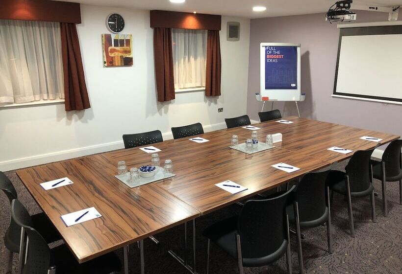 Отель Holiday Inn Express London Gatwick Crawley By Ihg