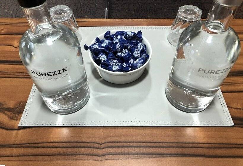 Отель Holiday Inn Express London Gatwick Crawley By Ihg