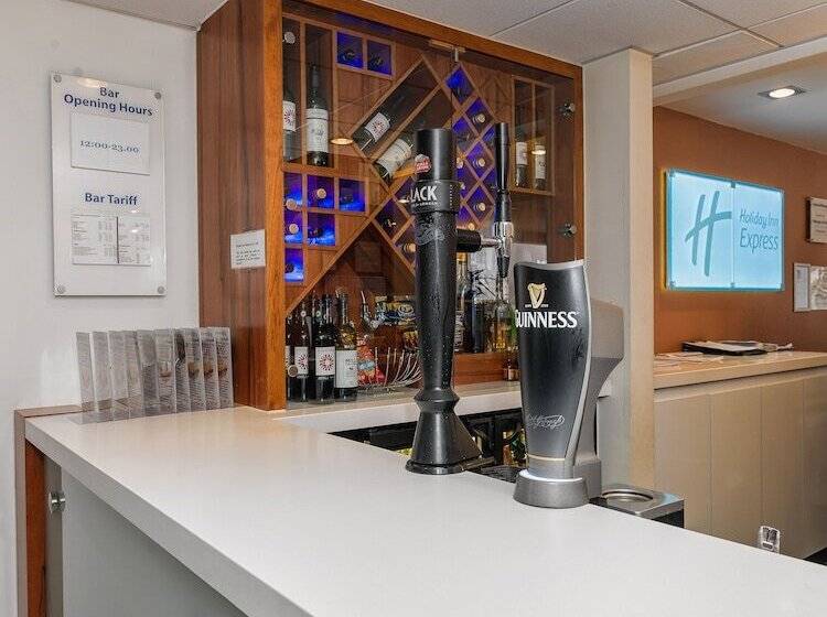 Отель Holiday Inn Express London Gatwick Crawley By Ihg