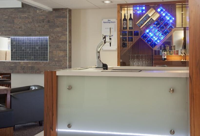 Отель Holiday Inn Express London Gatwick Crawley By Ihg