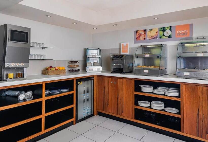 Отель Holiday Inn Express London Gatwick Crawley By Ihg