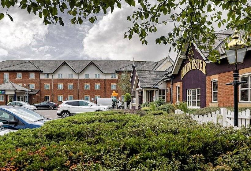 Отель Holiday Inn Express London Gatwick Crawley By Ihg