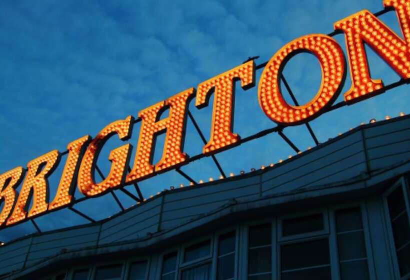 Отель Holiday Inn Express London Gatwick Crawley By Ihg