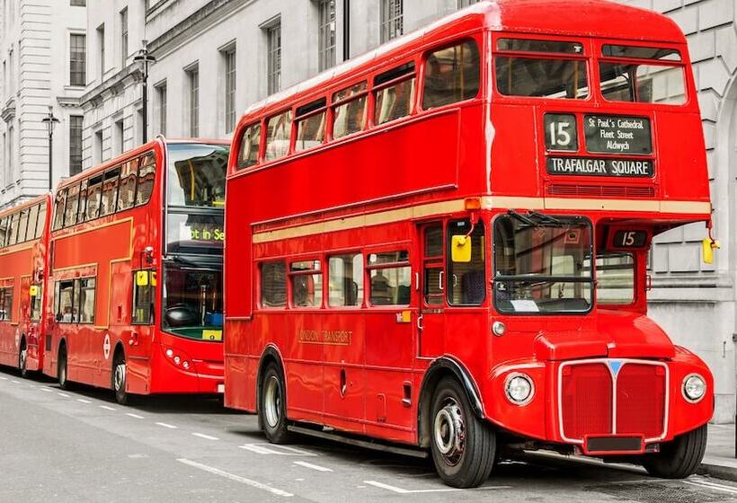 Отель Holiday Inn Express London Gatwick Crawley By Ihg