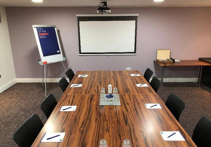 Отель Holiday Inn Express London Gatwick Crawley By Ihg