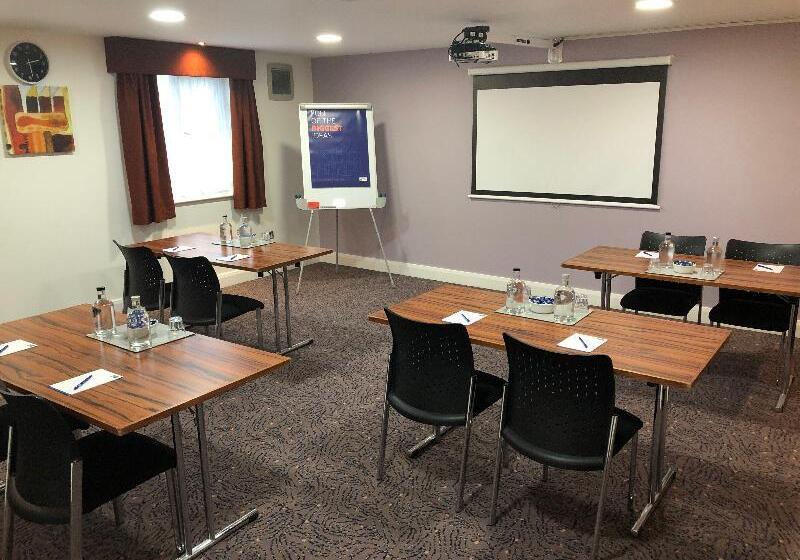 Отель Holiday Inn Express London Gatwick Crawley By Ihg