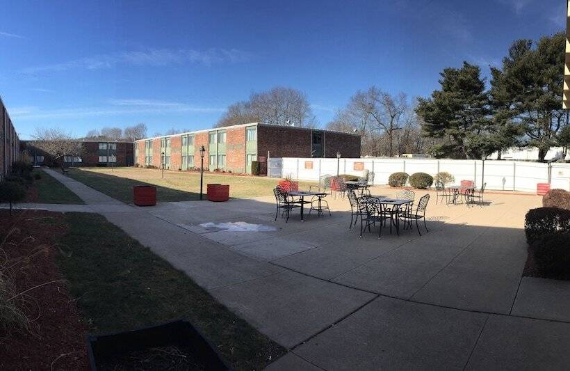 Mystic River Hotel & Suites