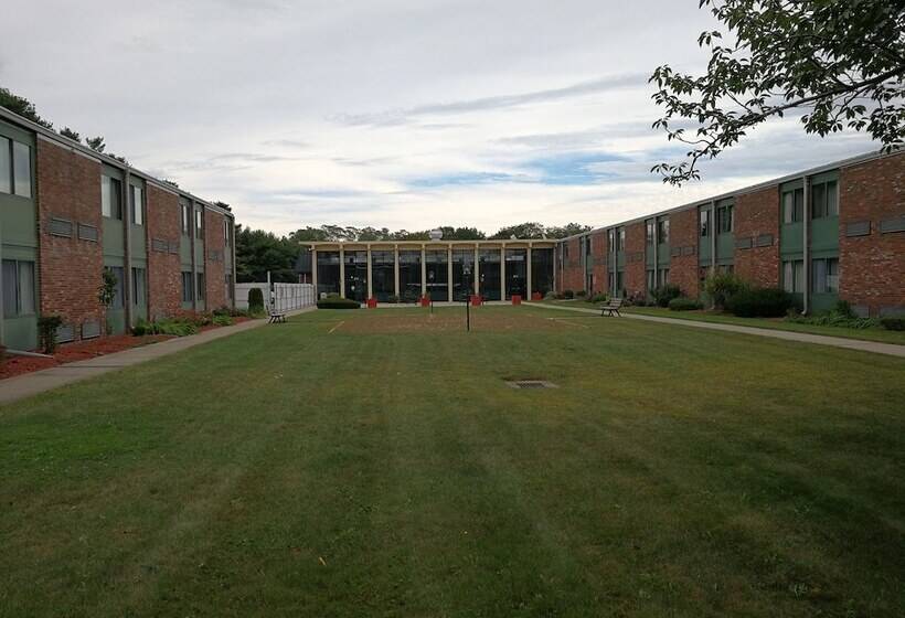 Mystic River Hotel & Suites