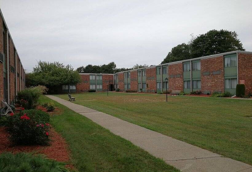 Mystic River Hotel & Suites