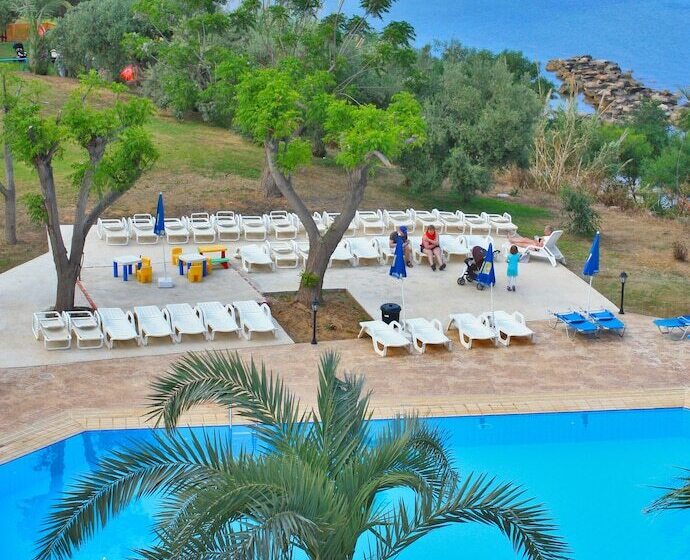 Myroandrou Beach Hotel Apartments