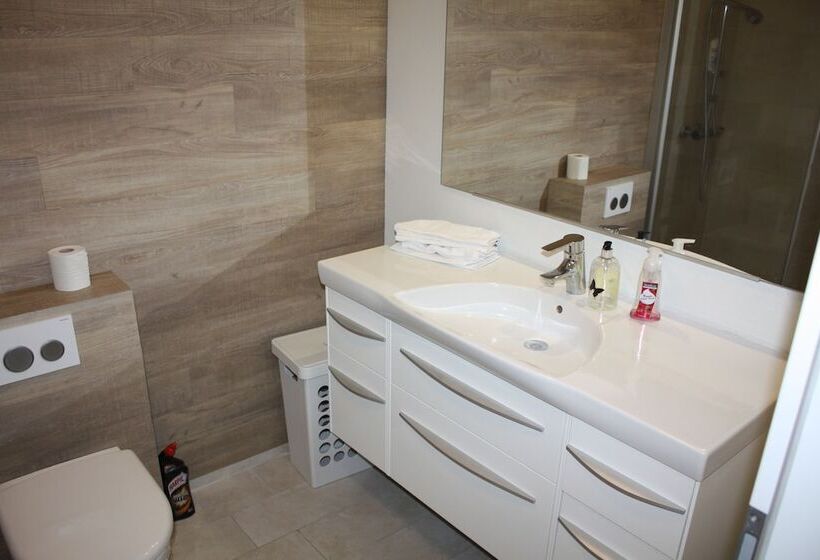 هتل Brekkugata 33 Guesthouse