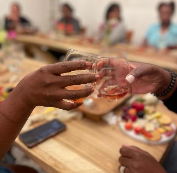 تختخواب و صبحانه Serenity In The Marigny