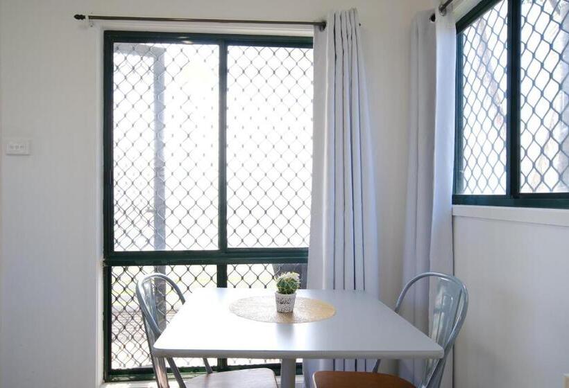 בית מלון כפרי Lakeside Inn Wollongong