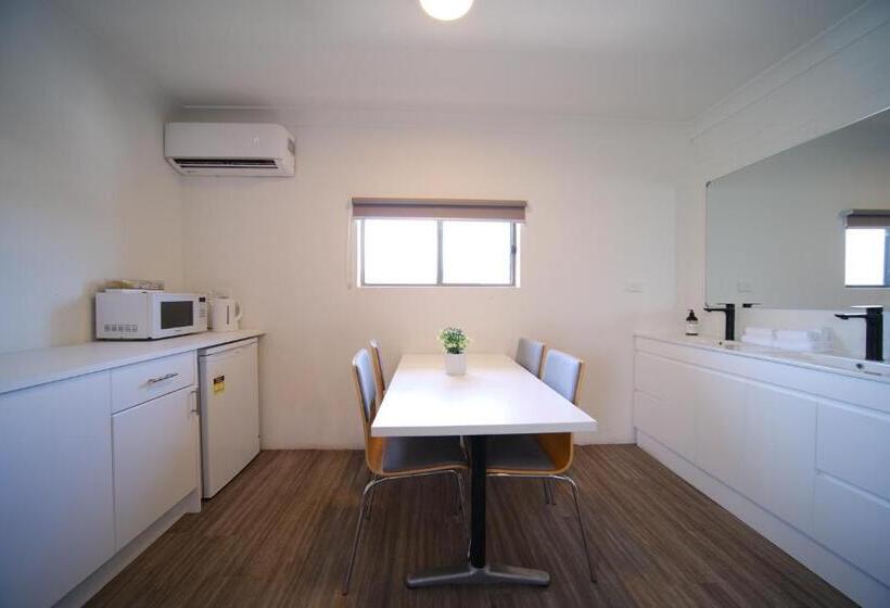 בית מלון כפרי Lakeside Inn Wollongong