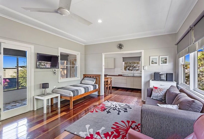 Government Road, 102