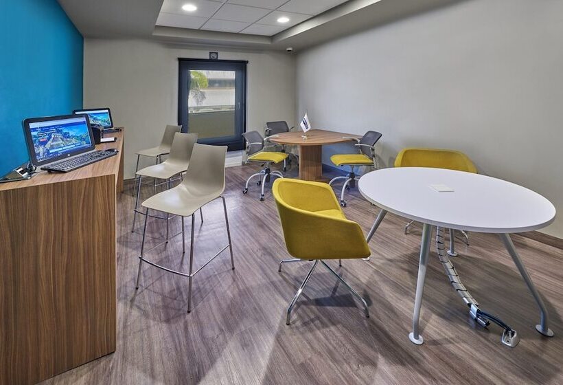 Отель City Express By Marriott Queretaro