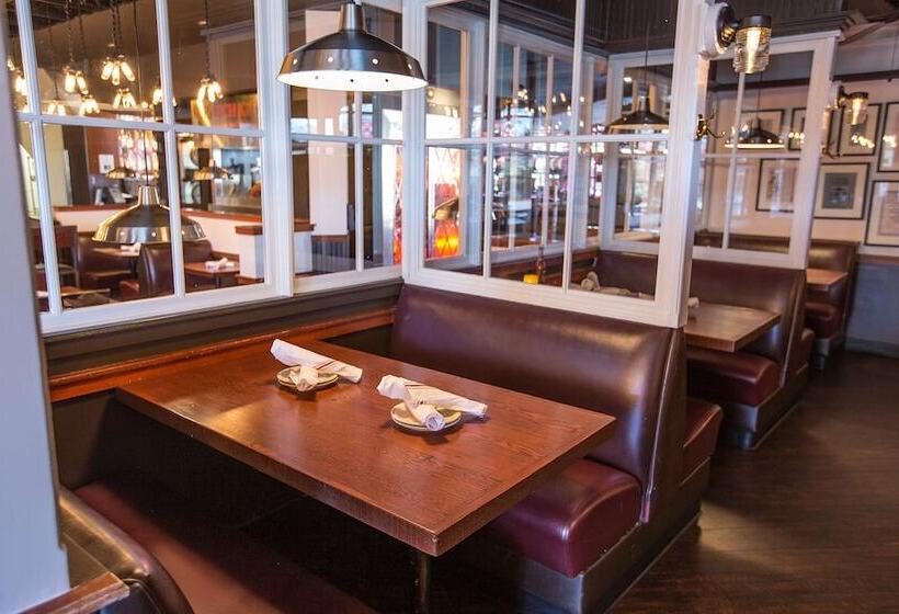 Отель Coast Gateway