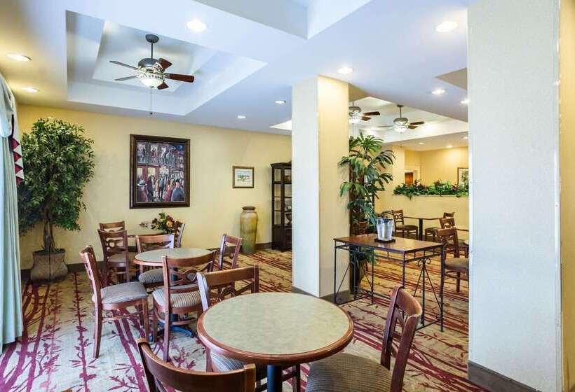 호텔 Comfort Suites New Orleans East