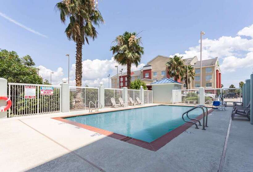 호텔 Comfort Suites New Orleans East