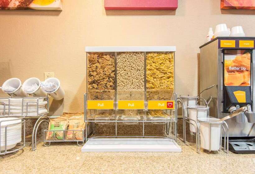 ホテル Comfort Suites Rochester Henrietta University Area