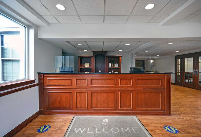 Отель Spark By Hilton Rochester University Area