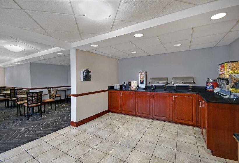 Отель Spark By Hilton Rochester University Area