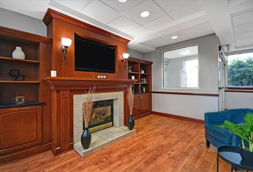 Отель Spark By Hilton Rochester University Area