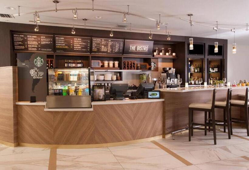 בית מלון כפרי Courtyard Miami Coral Gables