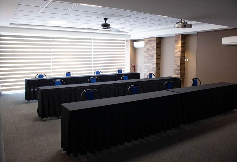 ホテル Diana Del Bosque By Dot Urban