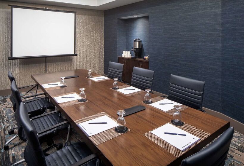 Отель Doubletree By Hilton Ann Arbor North