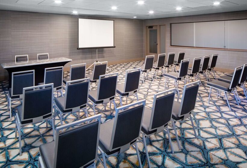 هتل Doubletree By Hilton Ann Arbor North