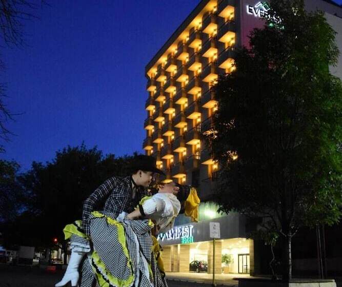 فندق Everest Ciudad Victoria