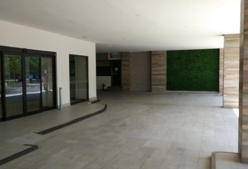 فندق Everest Ciudad Victoria