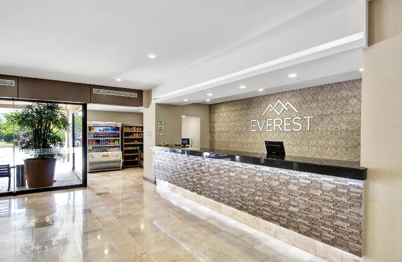 فندق Everest Ciudad Victoria